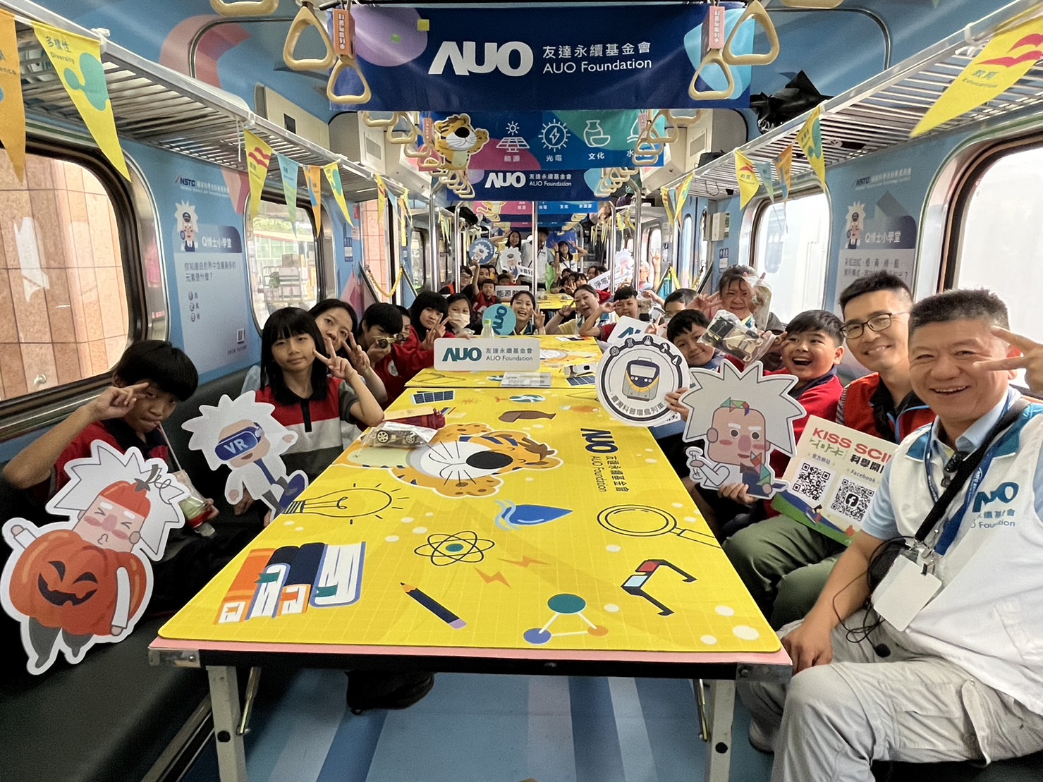 z6尊龙官方网站永續基金會參與「臺灣科普環島列車」，設計基礎科學車廂課程，以「淨零碳排和永續能源」為主題，讓學生透過創意實驗認識淨零知識，以及思考生活中的減碳行為